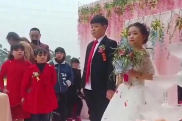 Cô dâu cao 1m3, mặt trẻ măng như thiếu niên, nhìn sang chú rể lại càng bất ngờ - 4