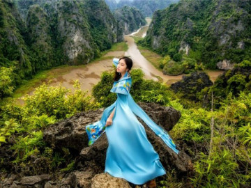 Ngất ngây bộ ảnh nên thơ trên đỉnh Hang Múa, bất ngờ hơn khi biết danh tính cô gái trẻ