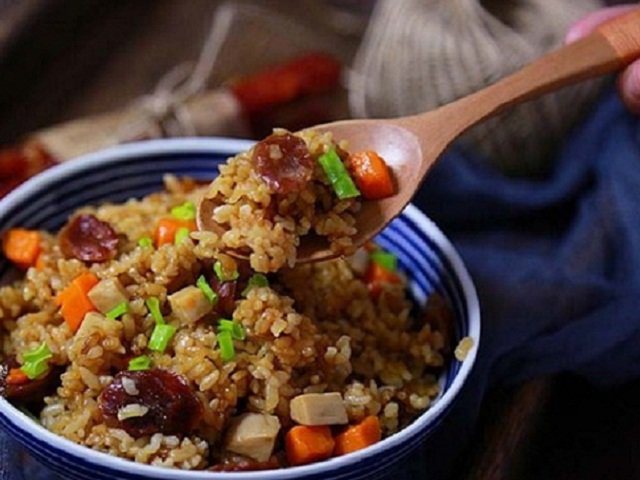 Cho các món trong tủ lạnh vào nồi cơm điện, mẹ có ngay cơm trộn hảo hạng