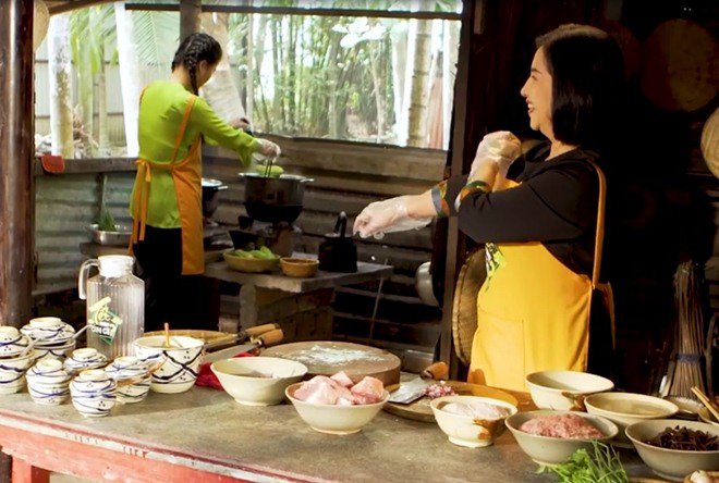 Lâm Vỹ Dạ vào bếp nấu ăn cùng mẹ chồng, nhan sắc của bà khiến ai cũng chú ý - 2
