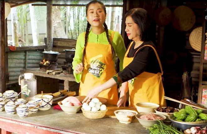 Lâm Vỹ Dạ vào bếp nấu ăn cùng mẹ chồng, nhan sắc của bà khiến ai cũng chú ý - 7