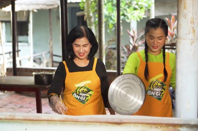 Lâm Vỹ Dạ vào bếp nấu ăn cùng mẹ chồng, nhan sắc của bà khiến ai cũng chú ý - 1