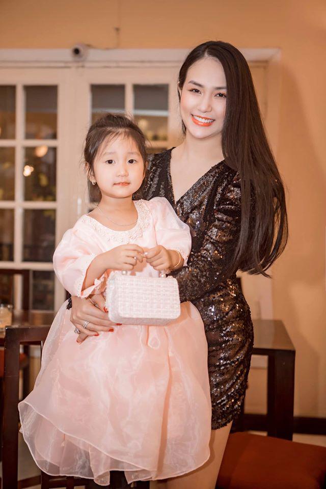 Những cô vợ amp;#34;đáng tuổi cháuamp;#34; của sao Việt, đẻ bao lần vẫn đẹp nõn nà - 9