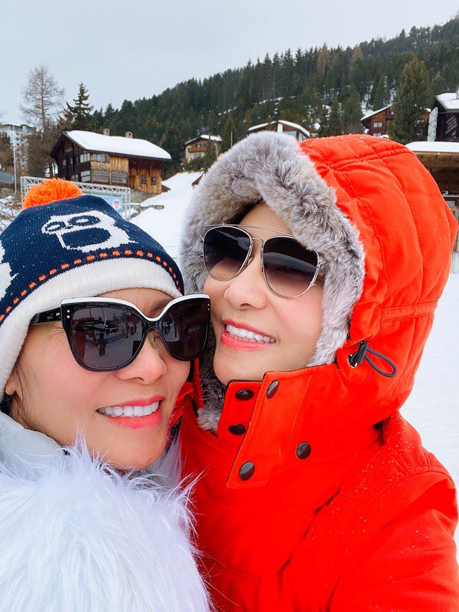 Thu Minh và chị gái hơn 8 tuổi giống nhau như sinh đôi làm Trấn Thành, Lê Giang thích thú - 2