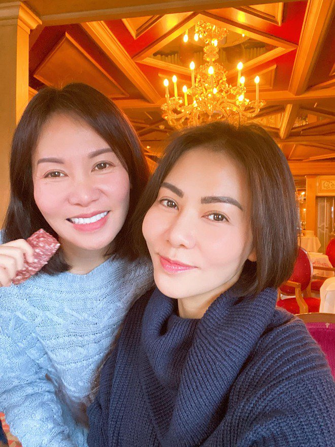 Thu Minh và chị gái hơn 8 tuổi giống nhau như sinh đôi làm Trấn Thành, Lê Giang thích thú - 1