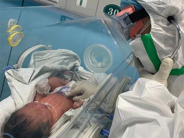 30 giờ sau sinh, em bé dương tính với 2019-nCoV, bác sĩ cảnh báo nguy cơ truyền từ mẹ sang