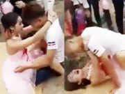 Tin tức - Cô dâu chú rể chơi trò đập bóng nhạy cảm, quan khách không ngăn còn kích động thêm