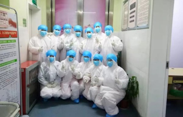 mac nguc dau con khoc, 7 y ta vu han quyet tam cai sua de chien dau voi virus corona - 1