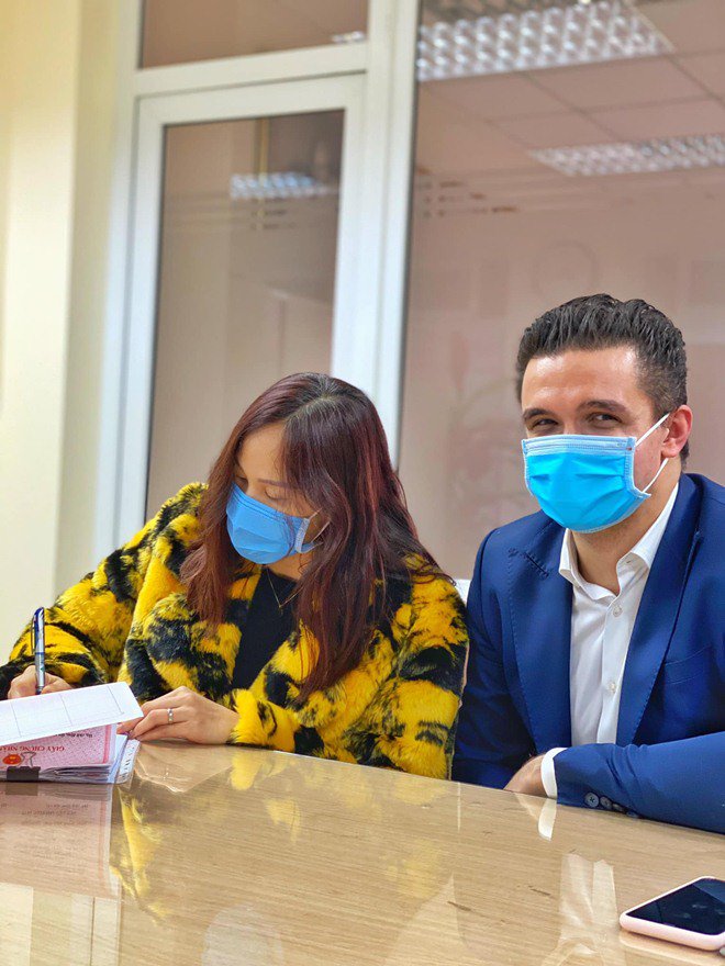 Sau 3 tháng sinh quý tử, Phương Mai và chồng Tây bịt khẩu trang đi đăng ký kết hôn - 2