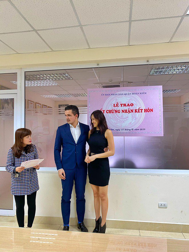 Sau 3 tháng sinh quý tử, Phương Mai và chồng Tây bịt khẩu trang đi đăng ký kết hôn - 3