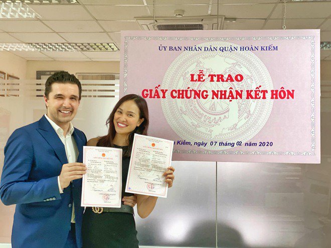 Sau 3 tháng sinh quý tử, Phương Mai và chồng Tây bịt khẩu trang đi đăng ký kết hôn - 5