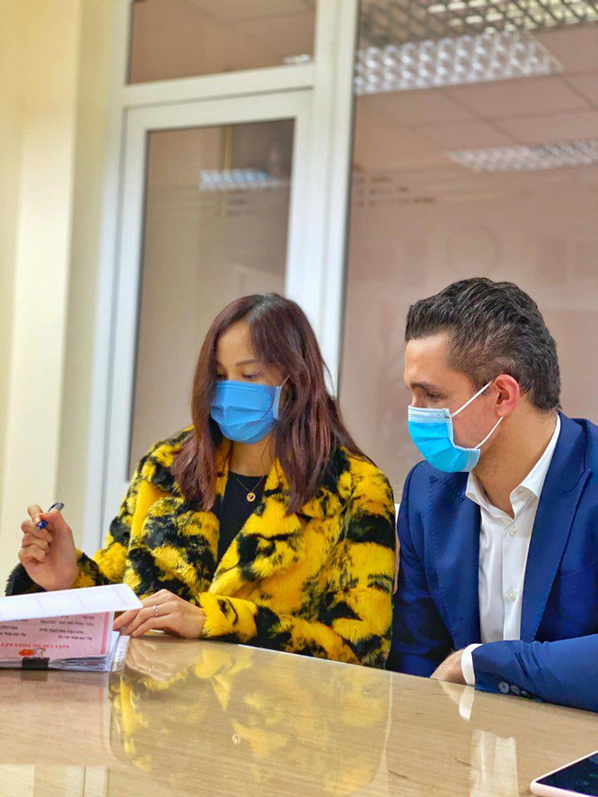 Sau 3 tháng sinh quý tử, Phương Mai và chồng Tây bịt khẩu trang đi đăng ký kết hôn - 1