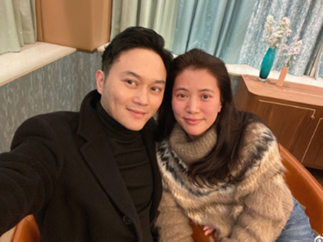 Lấy nhau đã 19 năm, Hoa hậu Hong Kong vẫn tim đập, chân run khi chụp ảnh với chồng