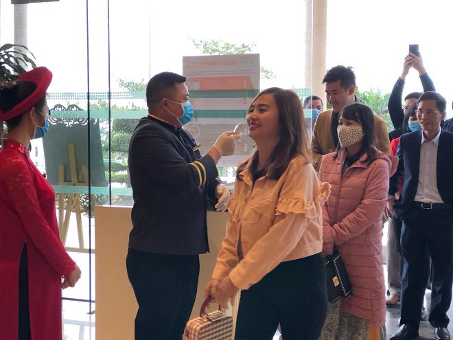 dam cuoi mua ncov: quan khach kiem tra than nhiet truoc khi tham du, dan mang phan ung bat ngo - 3