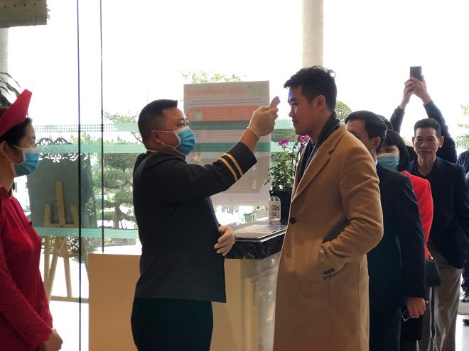 dam cuoi mua ncov: quan khach kiem tra than nhiet truoc khi tham du, dan mang phan ung bat ngo - 5