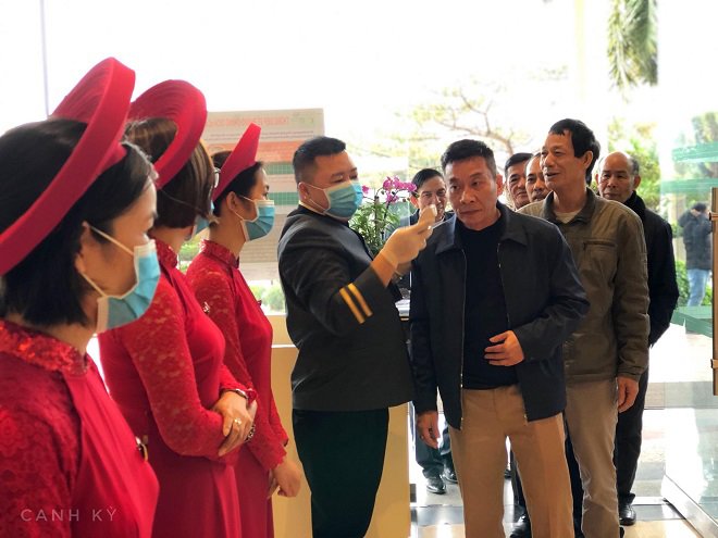 dam cuoi mua ncov: quan khach kiem tra than nhiet truoc khi tham du, dan mang phan ung bat ngo - 1