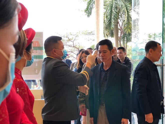 dam cuoi mua ncov: quan khach kiem tra than nhiet truoc khi tham du, dan mang phan ung bat ngo - 4
