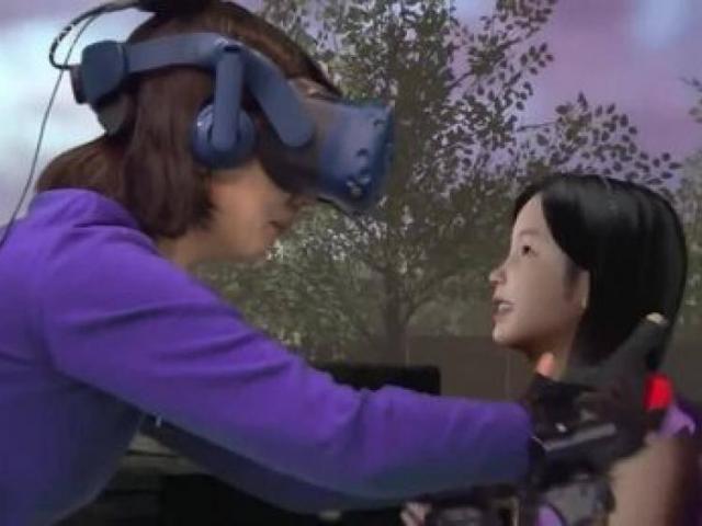 Xúc động cảnh mẹ gặp lại con gái đã mất bằng công nghệ đặc biệt