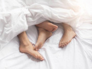 Tin tức - Con trai nói nhà có người lạ hay đến, chồng lắp camera phát hiện bí mật động trời của vợ