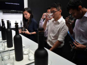 Tiêu dùng - Bản tin tiêu dùng: Chai nước lọc giá 30 triệu và "sự thật" doanh nghiệp muốn gửi đằng sau