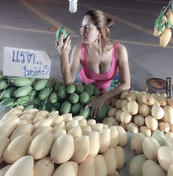 Mặc áo quá thoáng mời khách mua xoài bị chỉ trích, cô gái thản nhiên đáp lại - 1