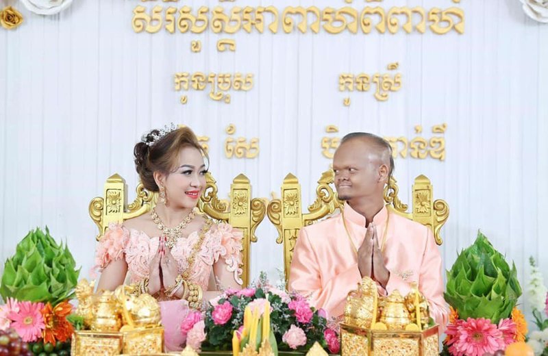 Ngày 27/2/2018, lễ cưới giữa chàng diễn viên hài nổi tiếng Campuchia, Lae Joi, và bạn gái Nong Kwan đã "gây sốt" cộng đồng mạng nước này. Nguyên nhân là vì ngoại hình chênh lệch, "chồng cú vợ tiên" giữa hai người. 
