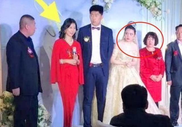 co dau liec xeo me chong ngay tren san khau, biet ly do ai nay vua gian vua thuong - 1