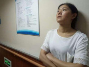 Làm mẹ - Người mẹ thu mình, bịt chặt hai tai trước phòng thủ thuật của con trai 40 ngày tuổi