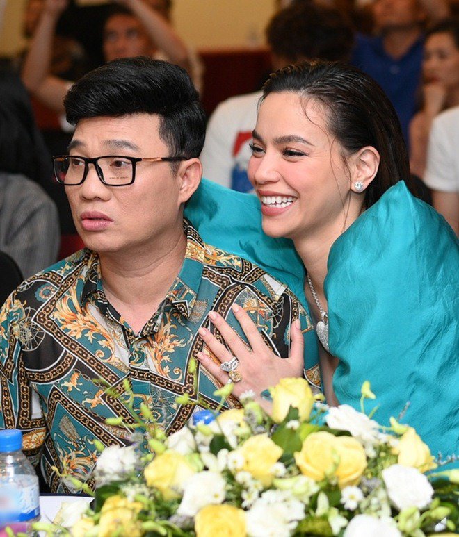 Sao Việt 24h: Trêu Hồ Ngọc Hà mặc áo như không, ca sĩ Quang Linh bỗng bị amp;#34;ném đáamp;#34; - 4