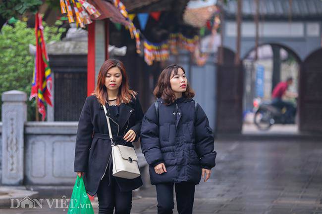 Sợ cô đơn hơn corona, nhiều cô gái đến chùa Hà cầu duyên trước ngày Valentine - 4