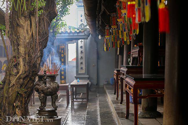 Sợ cô đơn hơn corona, nhiều cô gái đến chùa Hà cầu duyên trước ngày Valentine - 3