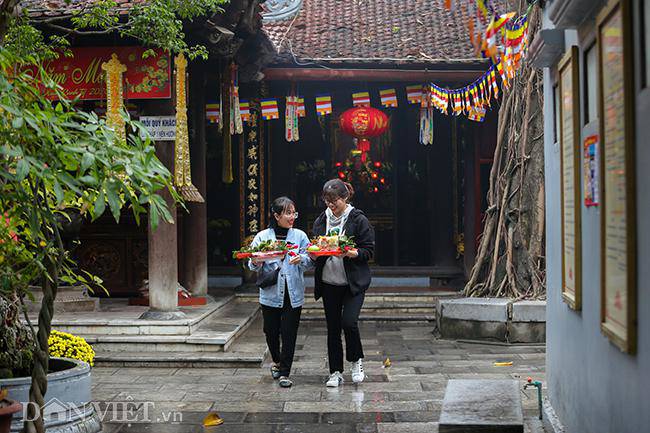 Sợ cô đơn hơn corona, nhiều cô gái đến chùa Hà cầu duyên trước ngày Valentine - 11