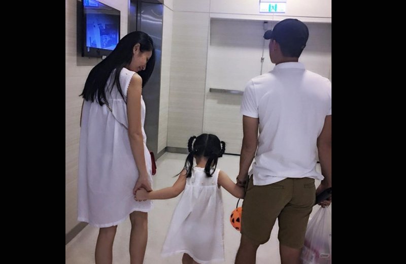 Sau 6 năm bên nhau và đã có cô con gái đầu lòng, cặp đôi nổi tiếng mới chính thức tổ chức đám cưới tại quê của Thủy Tiên vào cuối năm 2014.
