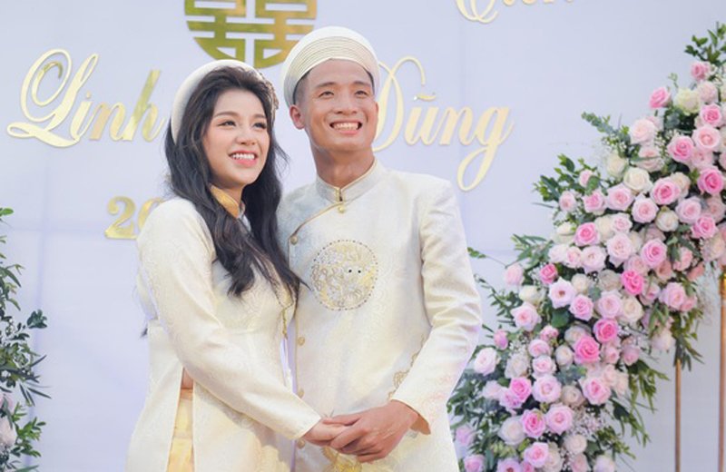 Bùi Tiến Dũng công khai hẹn hò với bạn gái Khánh Linh hồi tháng 10/2018. Đến tháng 6/2019, cặp đôi tổ chức lễ ăn hỏi và sau đó không lâu Khánh Linh cũng thừa nhận đã mang bầu.
