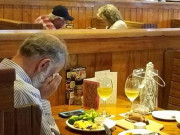 Eva tám - Bức ảnh tình yêu bất tử ngày Valentine: 2 ly rượu vang và một người đàn ông khóc