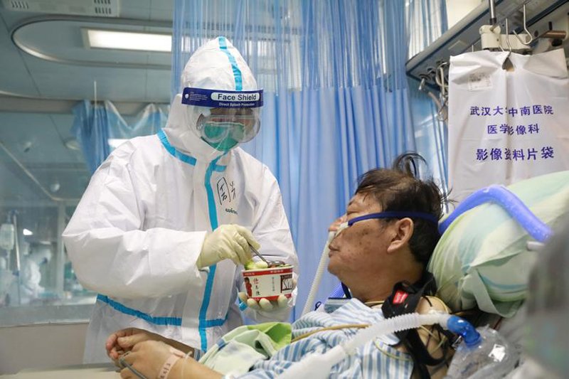 Một y tá đang chăm sóc bệnh nhân nhiễm COVID-19 tại Bệnh viện Trung Nam thuộc Đại học Vũ Hán hôm 8/2.
