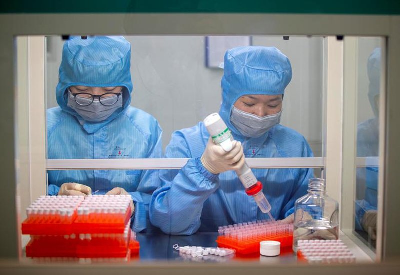 Các công nhân mặc quần áo bảo hộ trong khi sản xuất dây chuyền để làm ra bộ dụng cụ thử nghiệm virus corona tại thành phố Thái Châu, tỉnh Giang Tô ngày 29/1.
