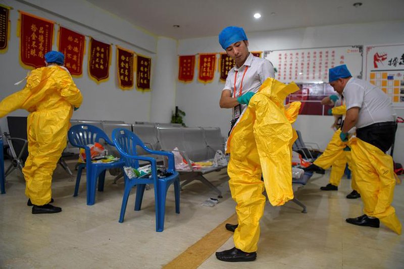 Các công nhân mặc đồ bảo hộ để chuẩn bị khử trung khoang máy bay cho chuyến bay của hãng hàng không Hải Nam, tại sân bay quốc tế Mỹ Lan Hải Khẩu, tỉnh Hải Nam ngày 7/2.
