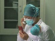 Clip Eva - Nữ y tá nén nỗi đau mất mẹ, bật khóc cúi đầu từ biệt rồi tiếp tục làm việc