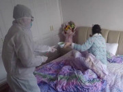 Clip Eva - Rớt nước mắt cảnh người chồng một mình chăm sóc vợ bị nhiễm corona