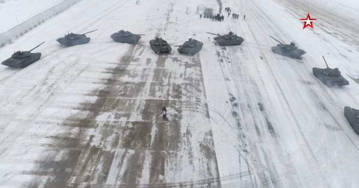 Clip Eva - Sĩ quan Nga xếp xe tăng hình tim cầu hôn bạn gái ngày Valentine