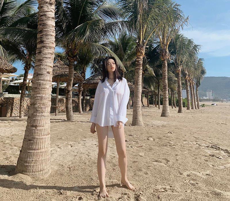 Thay vì diện bikini không thì Linh Ka khéo léo mix kèm thêm áo sơ mi rộng bên ngoài để che đi vóc dáng và body của mình, để lộ đôi chân nuột nà đáng ao ước.
