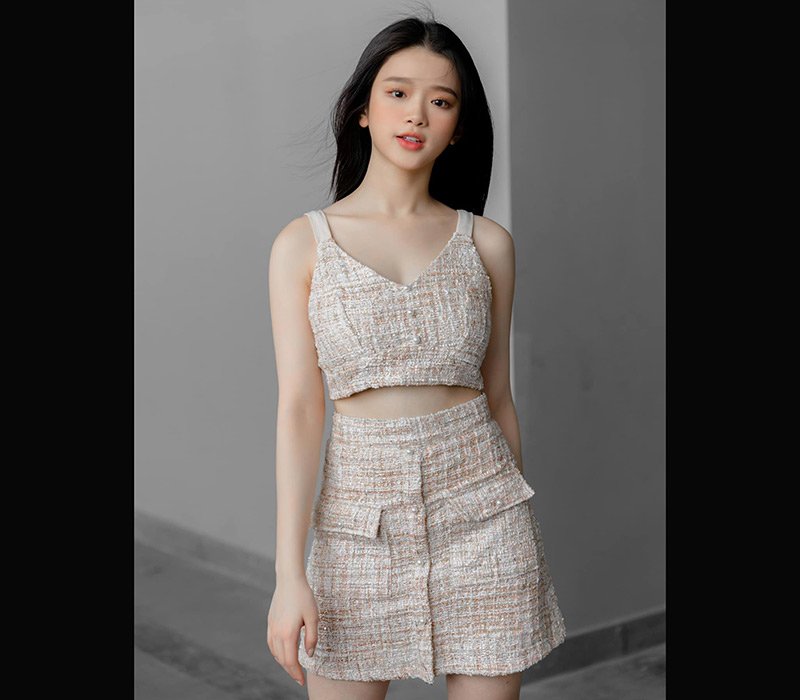 Set đồ mới nhất của Linh Ka lại mang hơi hướng nữ tính không ngờ gồm chân váy và crop top vải tweed sang chảnh có màu hồng thạch anh ngọt ngào như kẹo.
