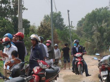 Đám đông hiếu kỳ vẫn chưa buông căn nhà hoang nơi Tuấn khỉ ẩn nấp