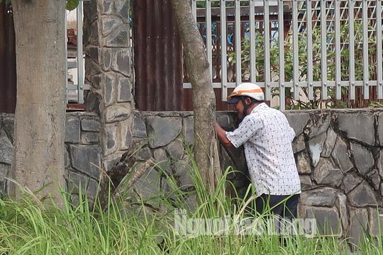 Đám đông hiếu kỳ vẫn chưa buông căn nhà hoang nơi Tuấn amp;#34;khỉamp;#34; ẩn nấp - 1