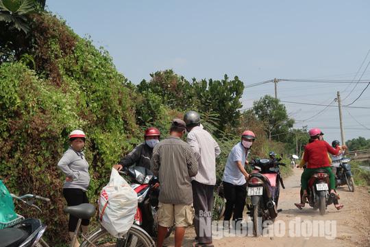 Đám đông hiếu kỳ vẫn chưa buông căn nhà hoang nơi Tuấn amp;#34;khỉamp;#34; ẩn nấp - 6