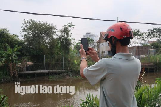 Đám đông hiếu kỳ vẫn chưa buông căn nhà hoang nơi Tuấn amp;#34;khỉamp;#34; ẩn nấp - 7