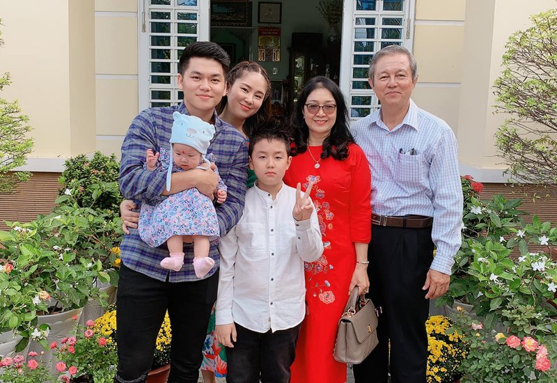 Diễn viên Lê Phương ly hôn với chồng cũ Quách Ngọc Ngoan vào năm 2015, 2 năm sau cô tiến tới với chồng trẻ kém tuổi là Trung Kiên. Hiện tại, cặp đôi ngoài chăm sóc cho cậu con trai Cà Pháo (con riêng của Lê Phương) thì đã có một con gái chung.
