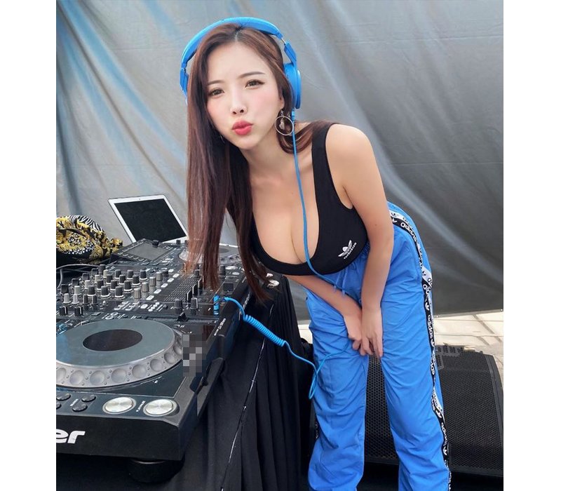 Bên cạnh vai trò là một DJ, cô nàng còn đảm nhiệm vị trí là một người mẫu, streamer,... Việc sở hữu gương mặt xinh đẹp cùng thân hình bốc lửa giúp cô nàng dễ dàng thành công trong mọi lĩnh vực.
