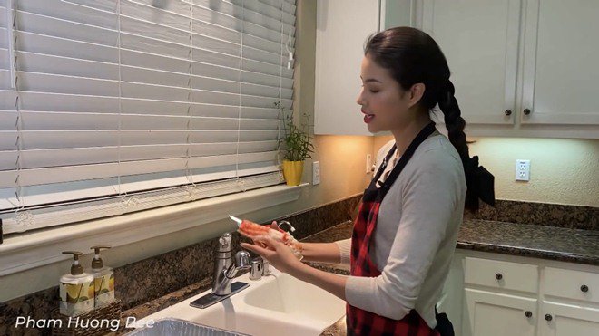 Khổ như Phạm Hương, làm món ăn sang chảnh lại bị chê dốt tiếng Anh, mất vệ sinh - 4